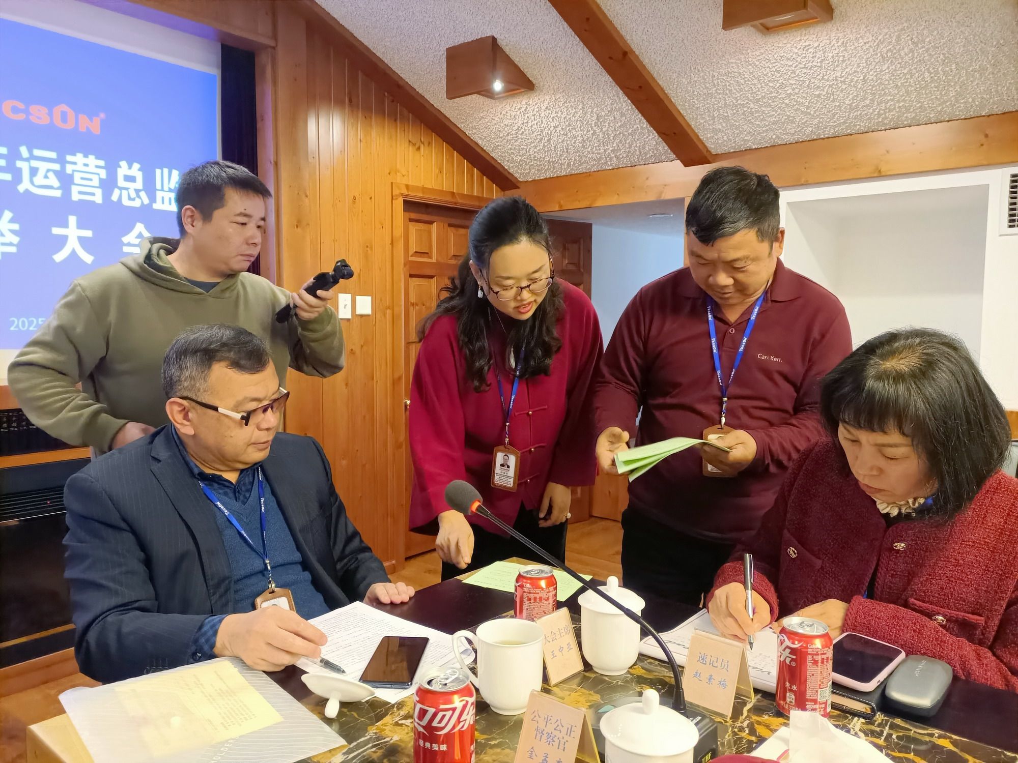 选举委员会检查和清点选票