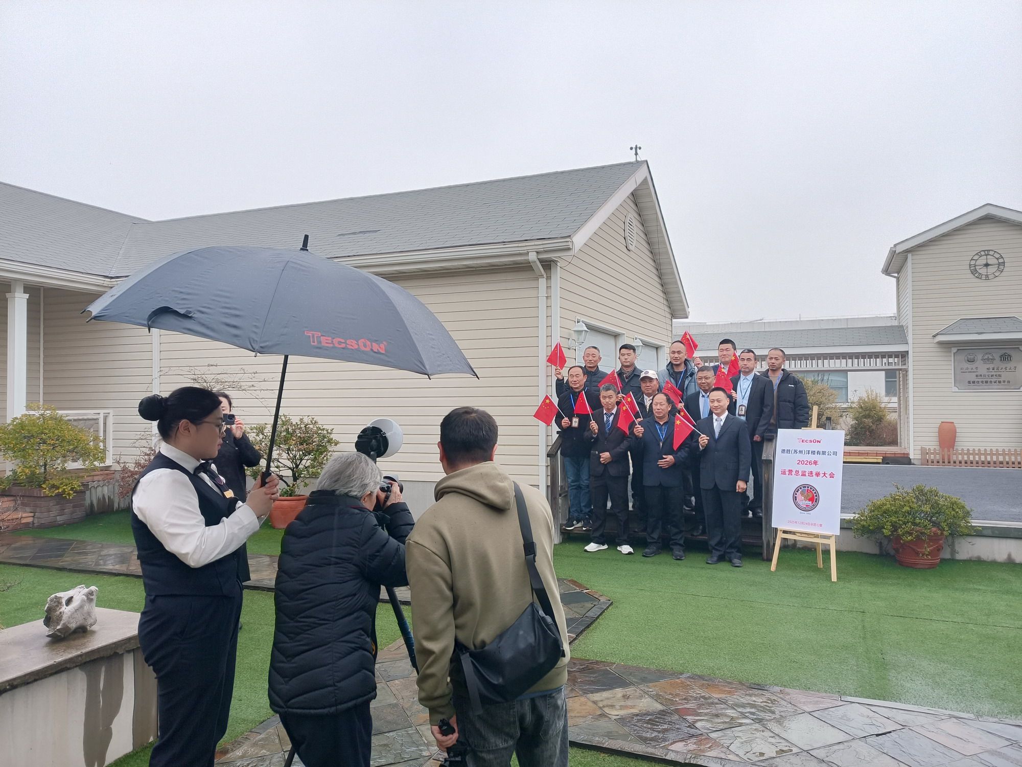 花絮：年近八十岁的资深摄影师曾林女士给大家拍照