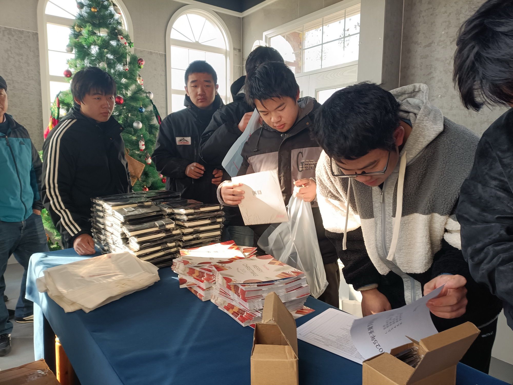 员工们签到、领取新年挂历、笔记本等